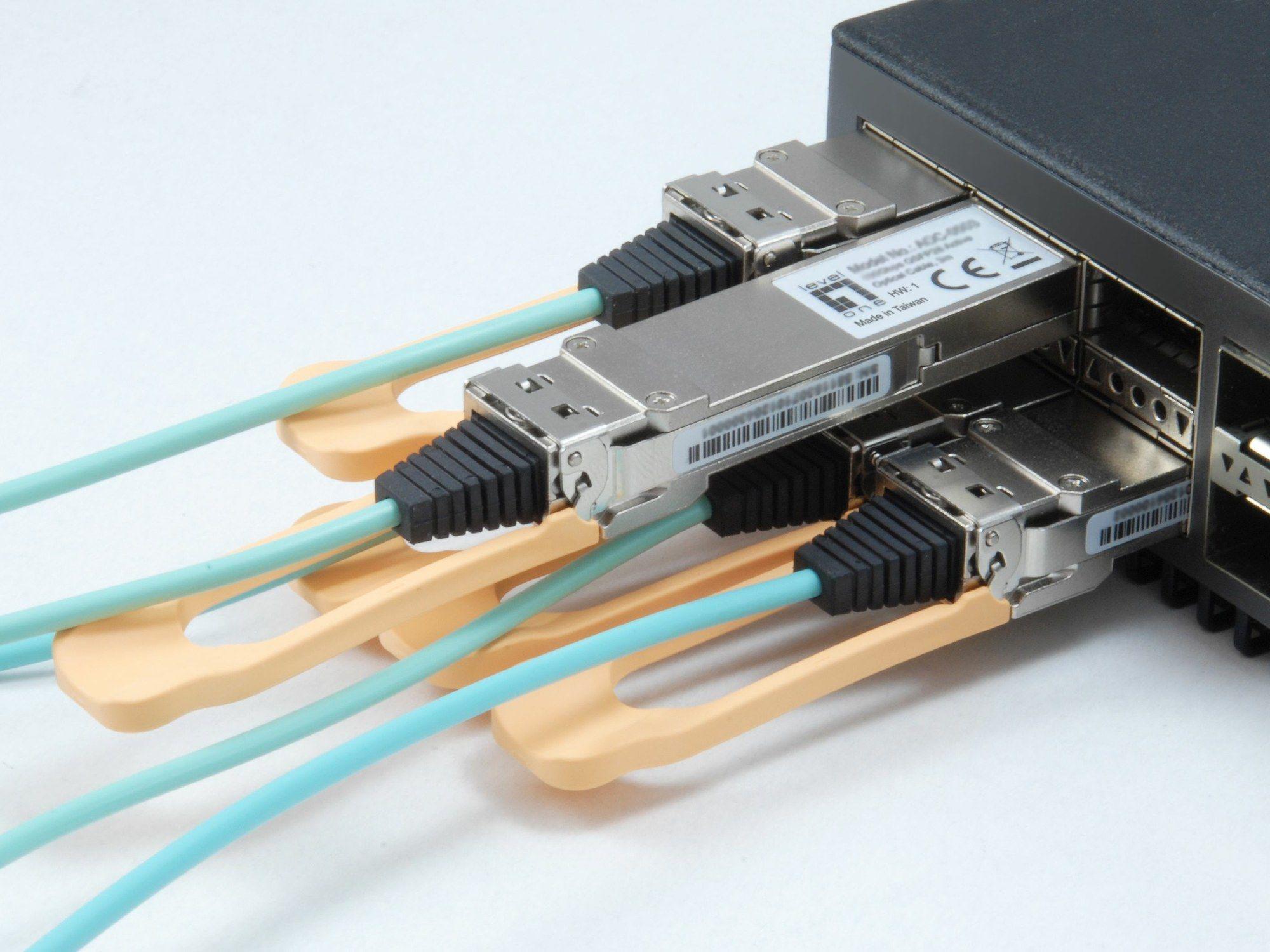 Cabo Ótico Ativo LEVEL ONE AOC-0501 (1 unidade - 103 100 Mbit/s - Azul-turquesa/Prateado) — miniatura 3