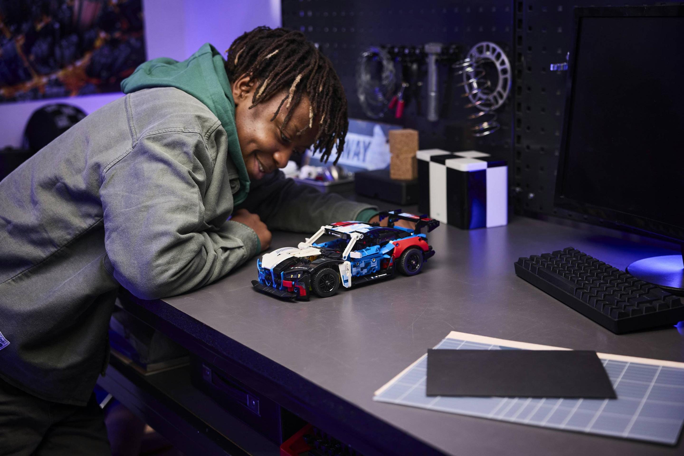 LEGO 42226 Technic Carro de Corrida BMW M4 GT3 EVO (11+ anos - 747 peças) — miniatura 6