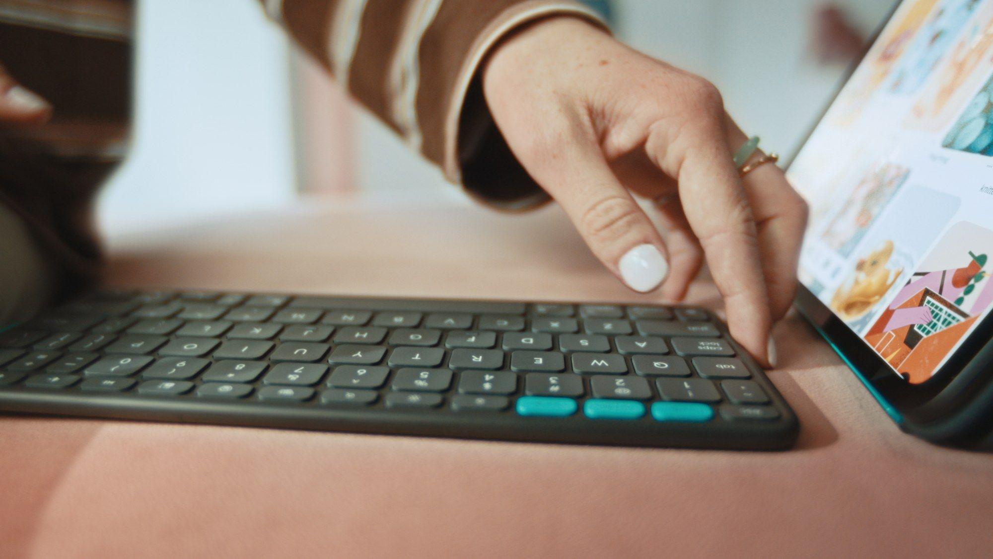 Teclado LOGITECH Flip Folio (Nórdico - Bluetooth - Sem fios - Grafite) — miniatura 6