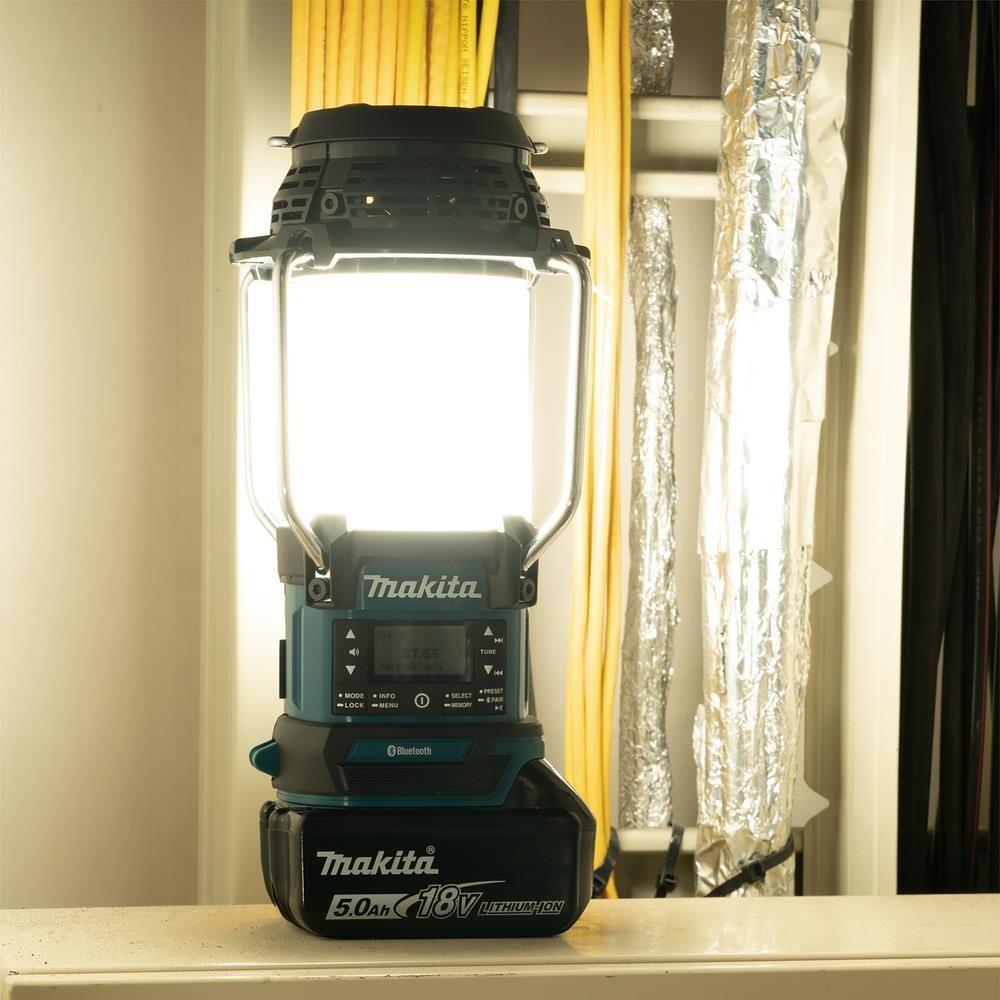 Rádio Portátil com Lanterna MAKITA DMR056 (Preto e Azul)