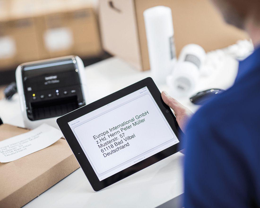 Impressora de Etiquetas BROTHER QL-1110NWBC (AC, USB - Android, iOS - Com fios e sem fios - Preto e Branco) — miniatura 3