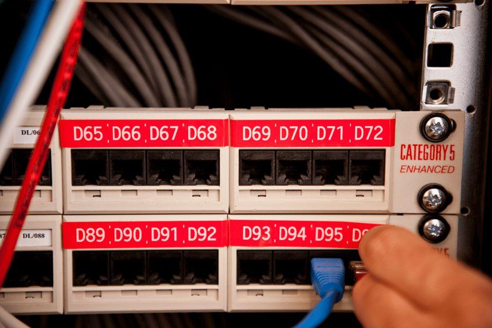 Fita de Impressão Laminada BROTHER TZe-435 (Branco sobre Vermelho), miniatura 2