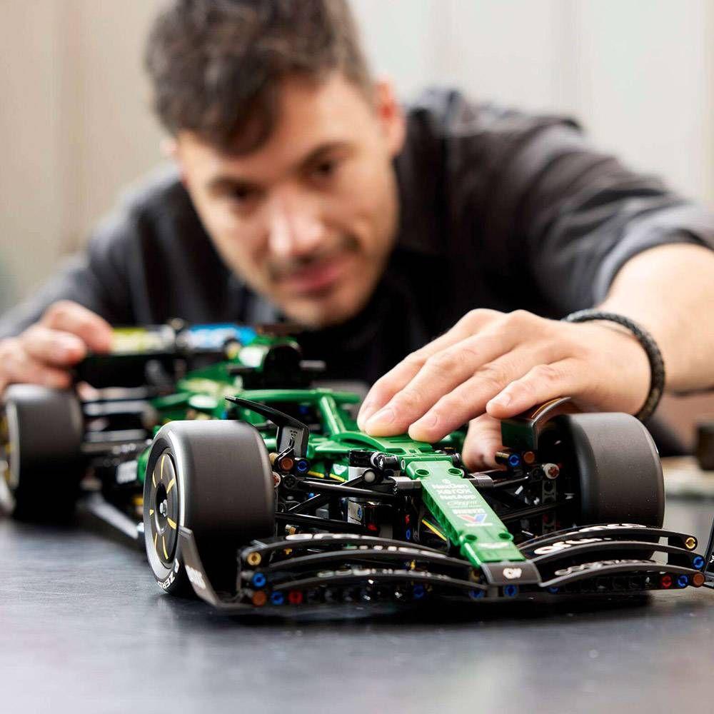 LEGO 42240 Technic Carro de F1® Aston Martin Aramco AMR25 (18+ anos - 1547 peças), miniatura 4