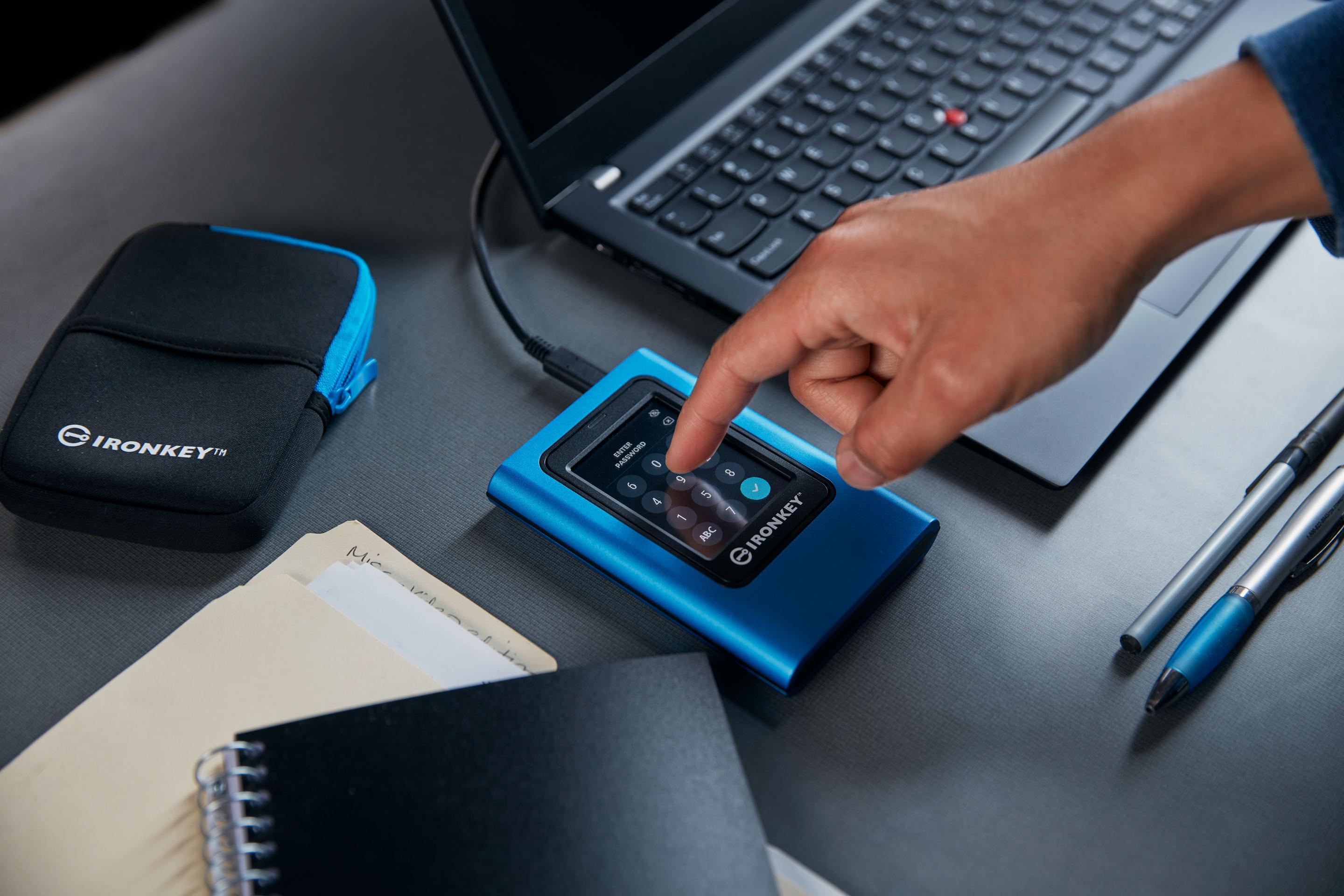 SSD KINGSTON IronKey Vault Privacy 80 IKVP80ES/960G (960 GB - 2,5 polegadas - USB 3.2 Gen 1 - Azul) — miniatura 8