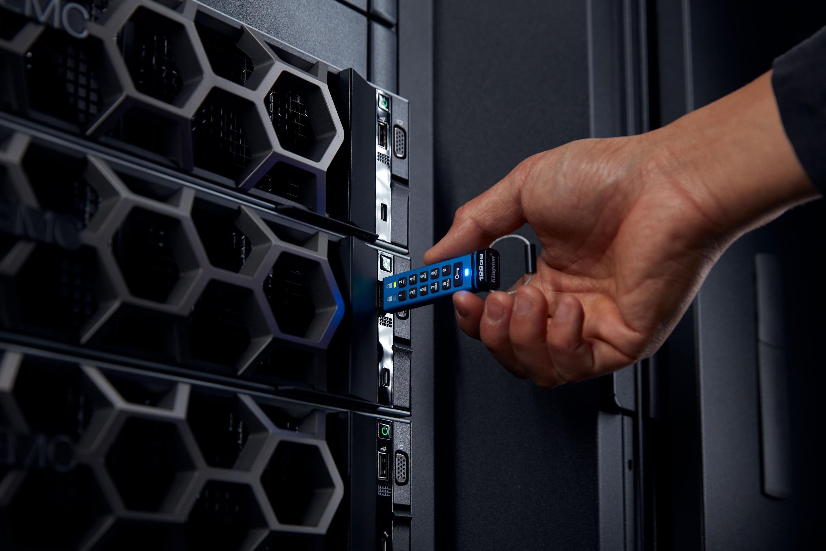 Pen USB KINGSTON IronKey Keypad 200C (128 GB - Com tampa - USB Type-C - Azul), miniatura 8