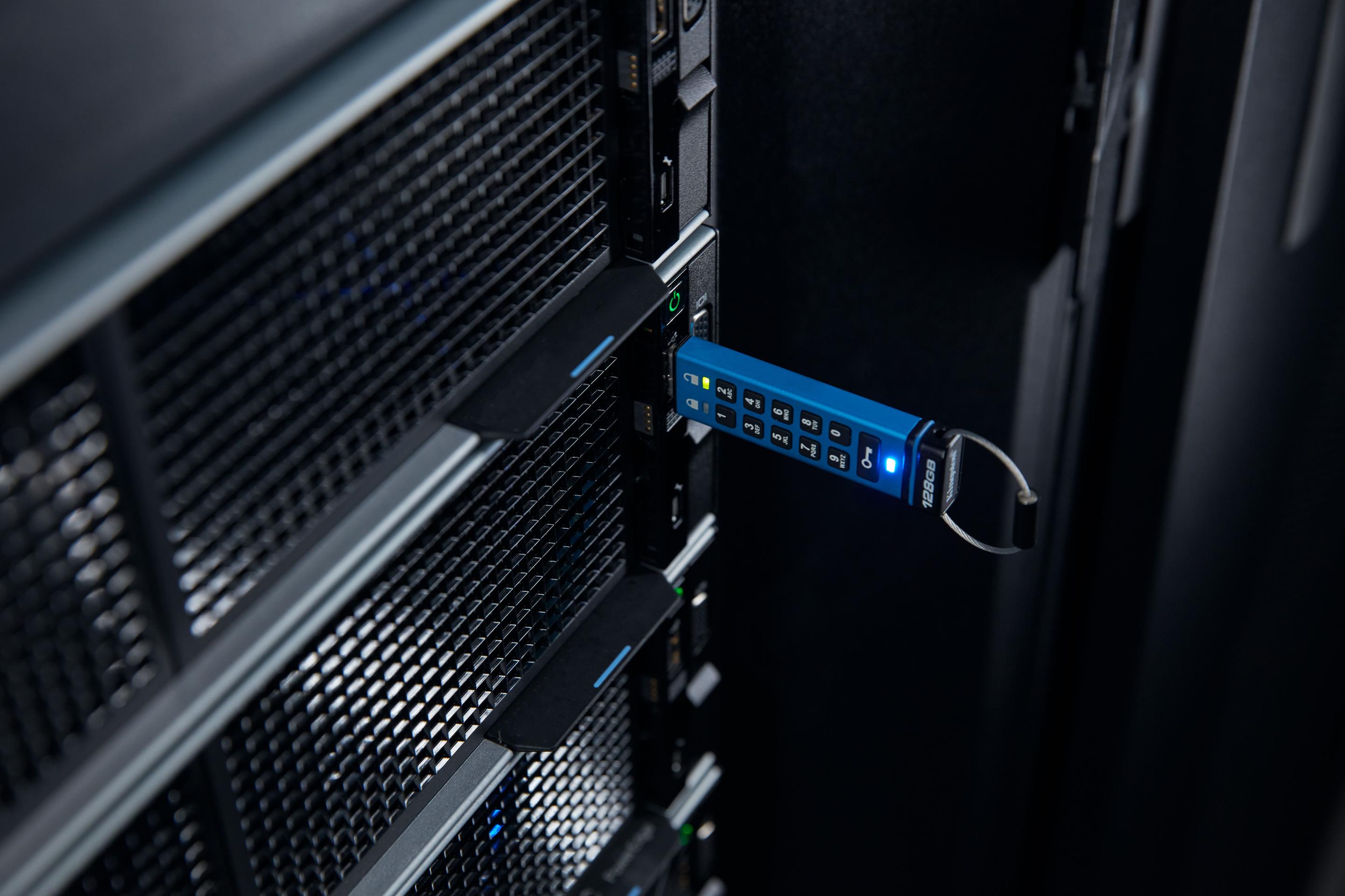 Pen USB KINGSTON IronKey Keypad 200C (128 GB - Com tampa - USB Type-C - Azul), miniatura 10