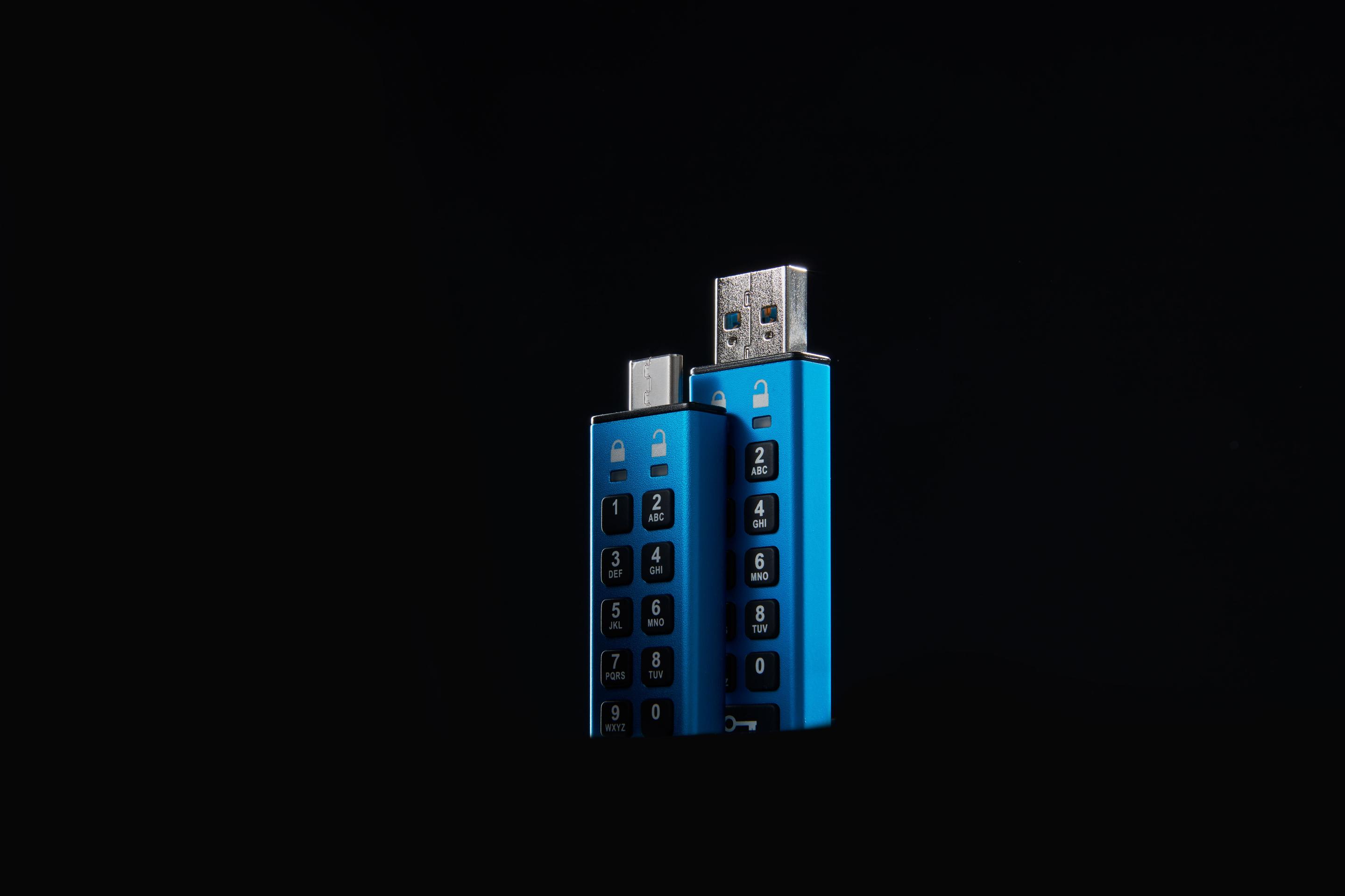 Pen USB KINGSTON IronKey Keypad 200 (USB Type-A - 3.2 Gen 1 - Sleeve - Azul) — miniatura 5