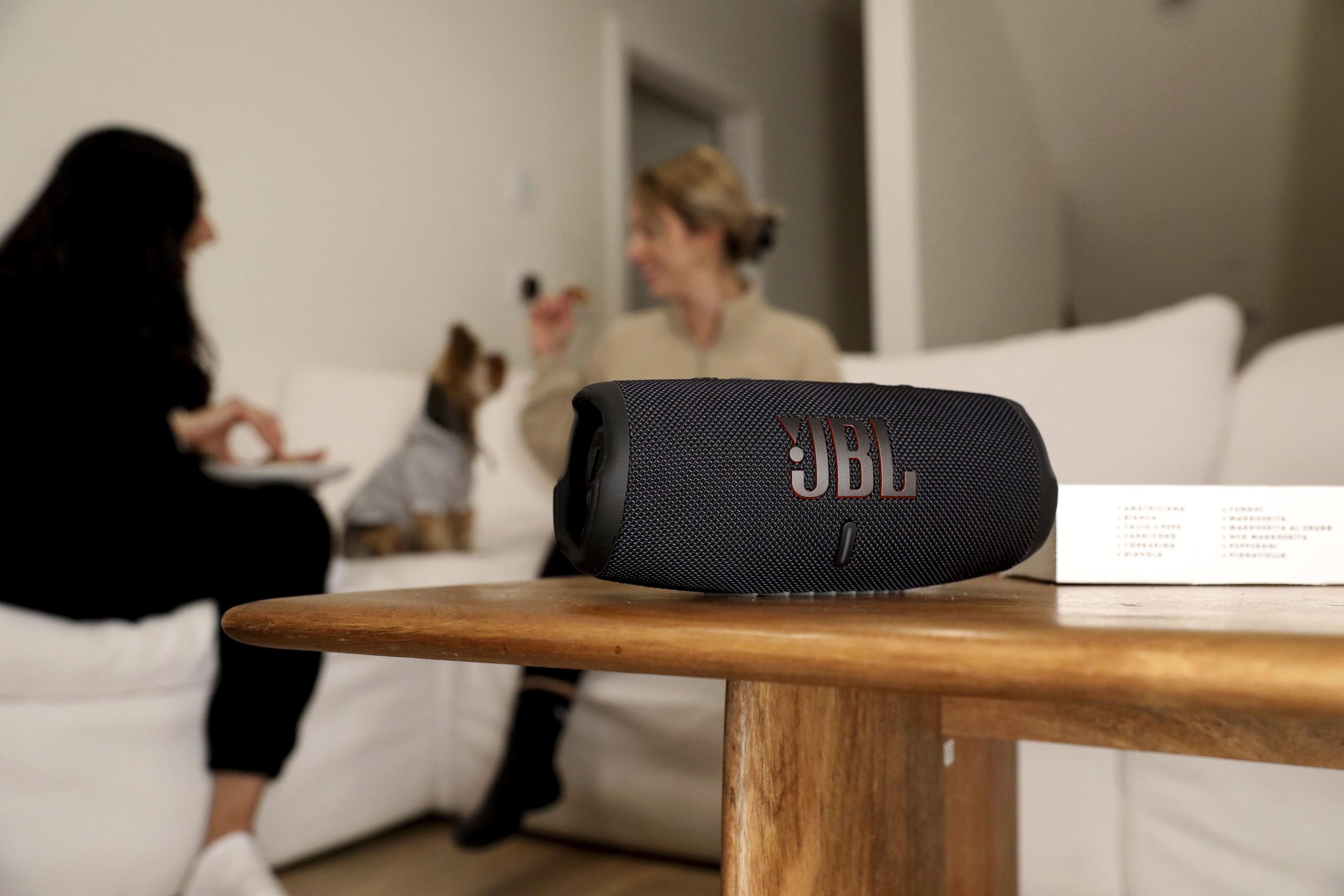 Coluna Portátil Estéreo JBL Charge 5 (40 W - USB Type-C - Branco) — miniatura 9