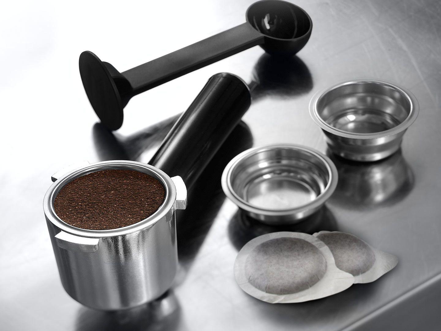 Máquina de Café Expresso DELONGHI Dedica EC685.BK (Doses individuais, café moído - 1300 W - 15 bar - Preto e Prateado), miniatura 4