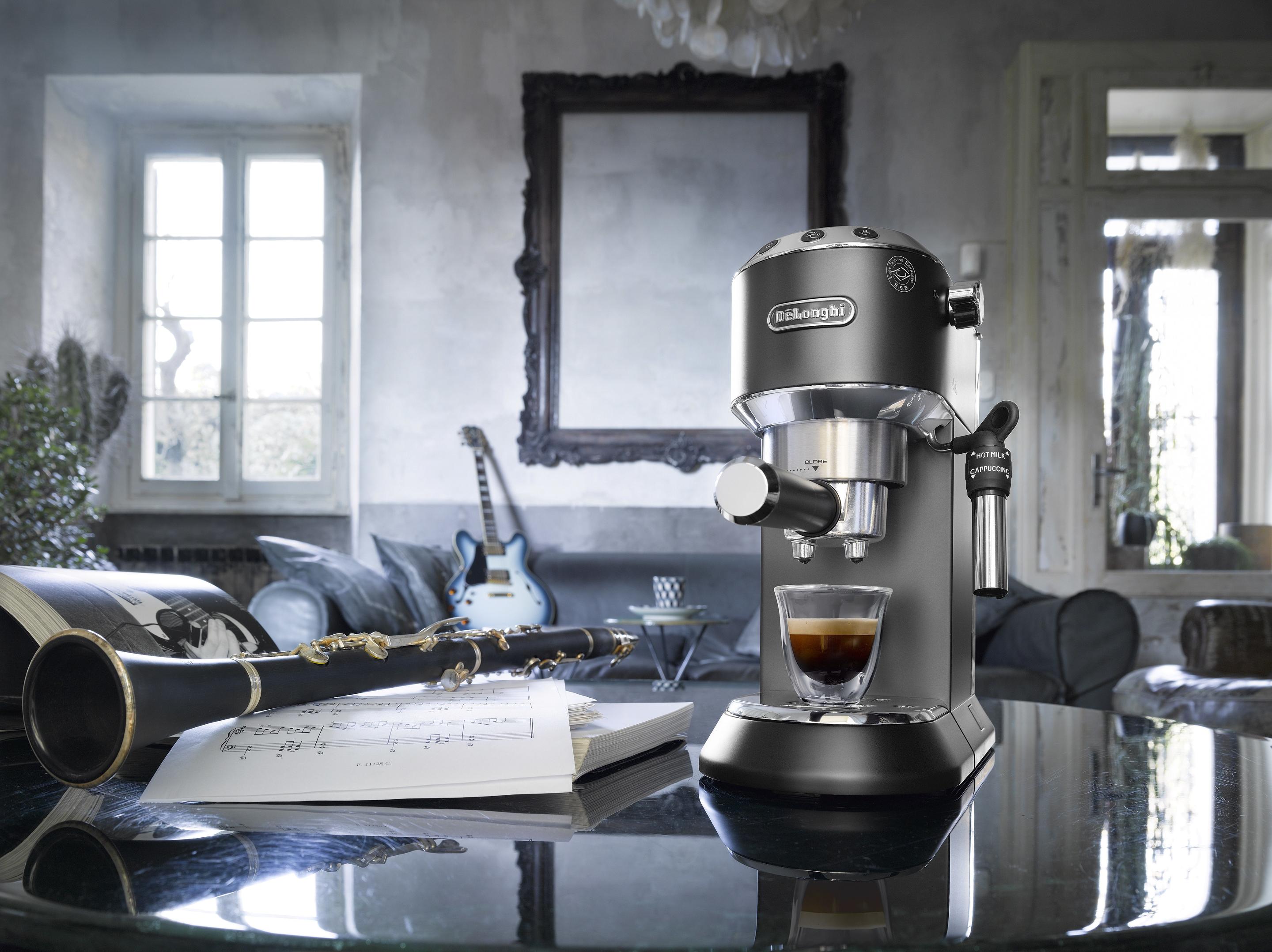 Máquina de Café Expresso DELONGHI Dedica EC685.BK (Doses individuais, café moído - 1300 W - 15 bar - Preto e Prateado), miniatura 6