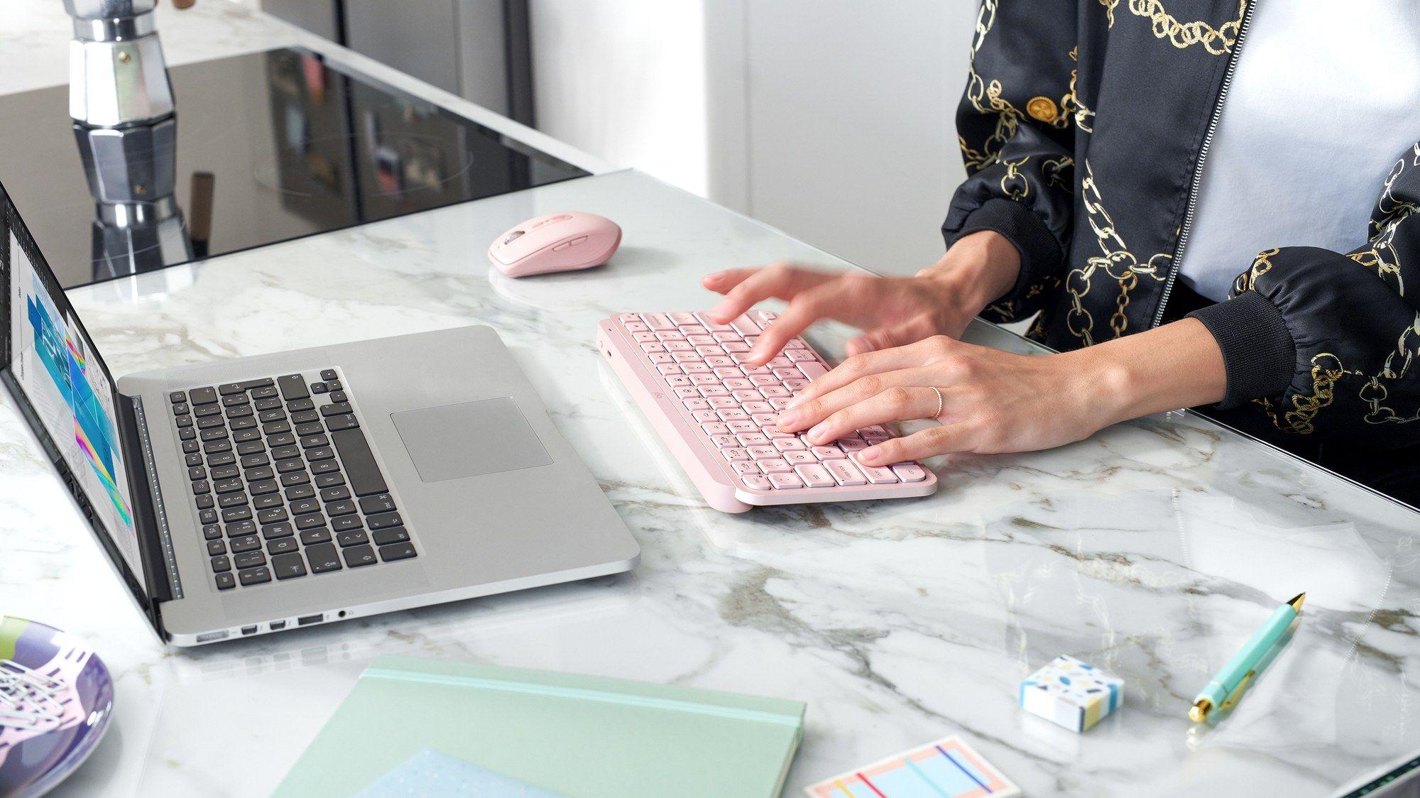 Teclado LOGITECH MX Keys Mini (Espanhol - RF Wireless + Bluetooth - Sem fios - Rosa) — miniatura 6