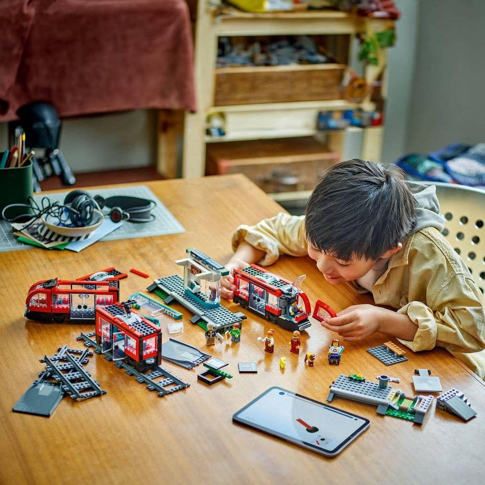 LEGO 60423 City Elétrico e Estação na Baixa (7+ anos - 811 peças), miniatura 5