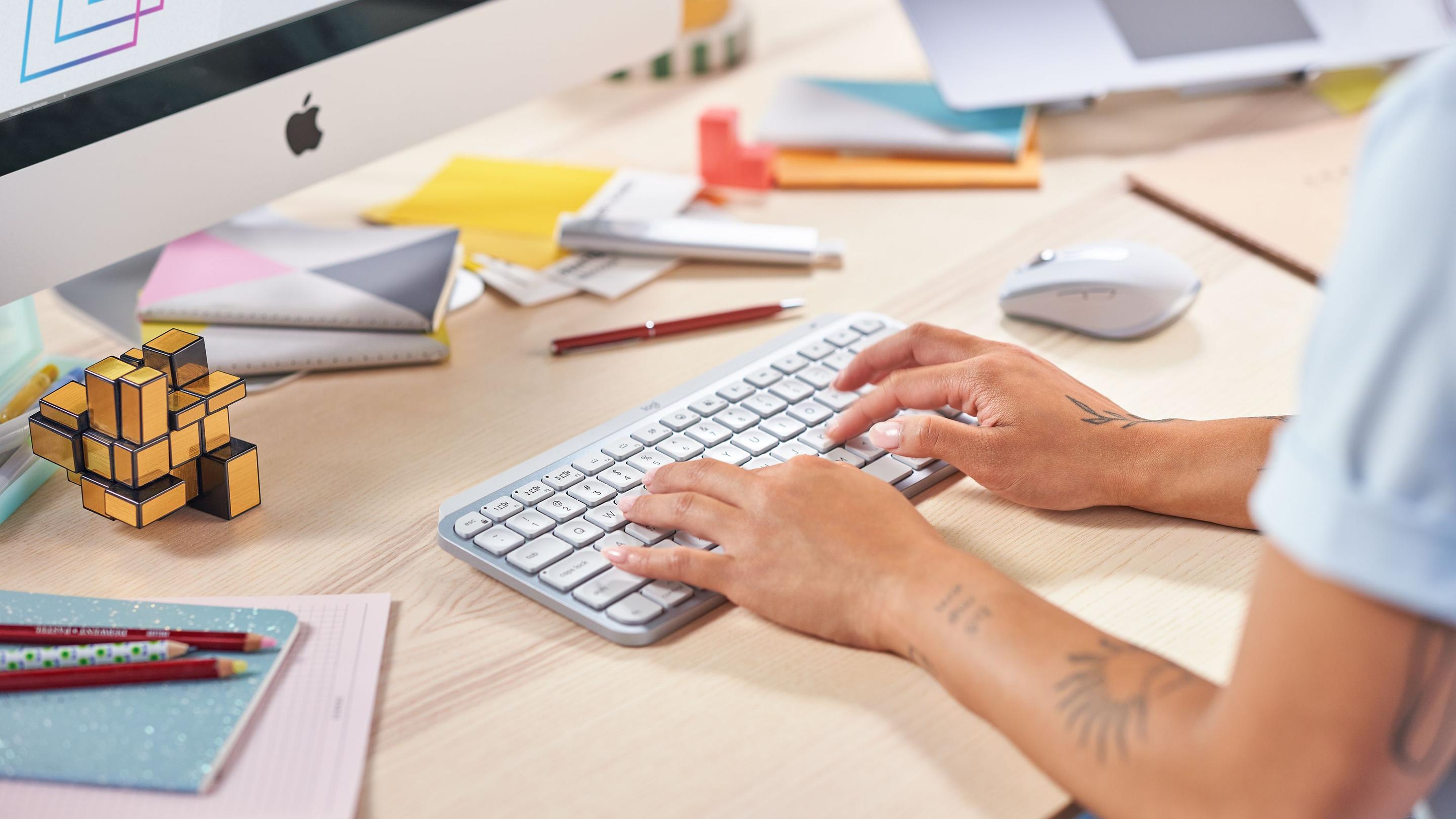 Teclado LOGITECH MX Keys Mini (Estados Unidos - RF Wireless + Bluetooth - Sem fios - Cinzento-claro) — miniatura 4