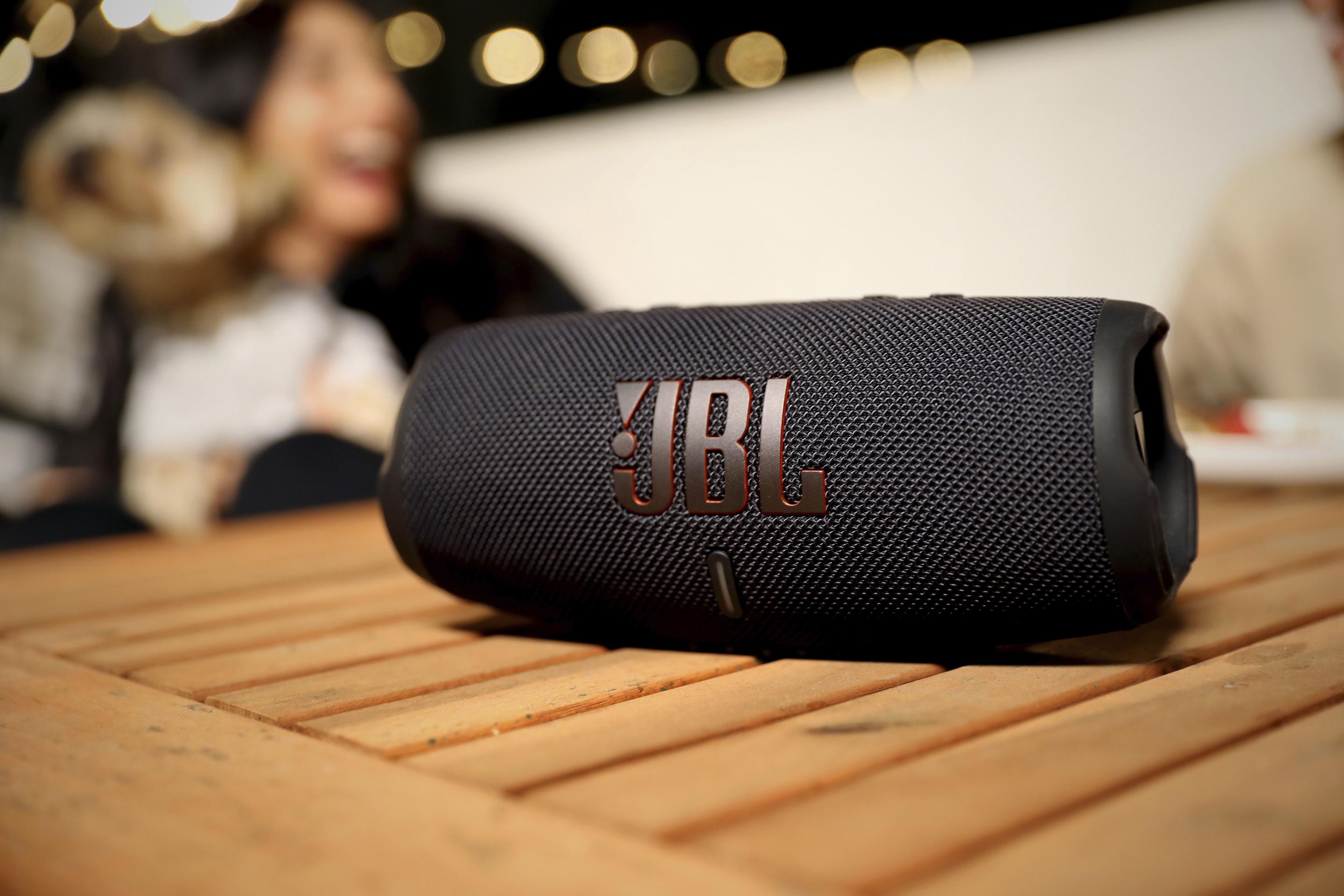 Coluna Portátil Estéreo JBL Charge 5 (40 W - USB Type-C - Branco) — miniatura 13