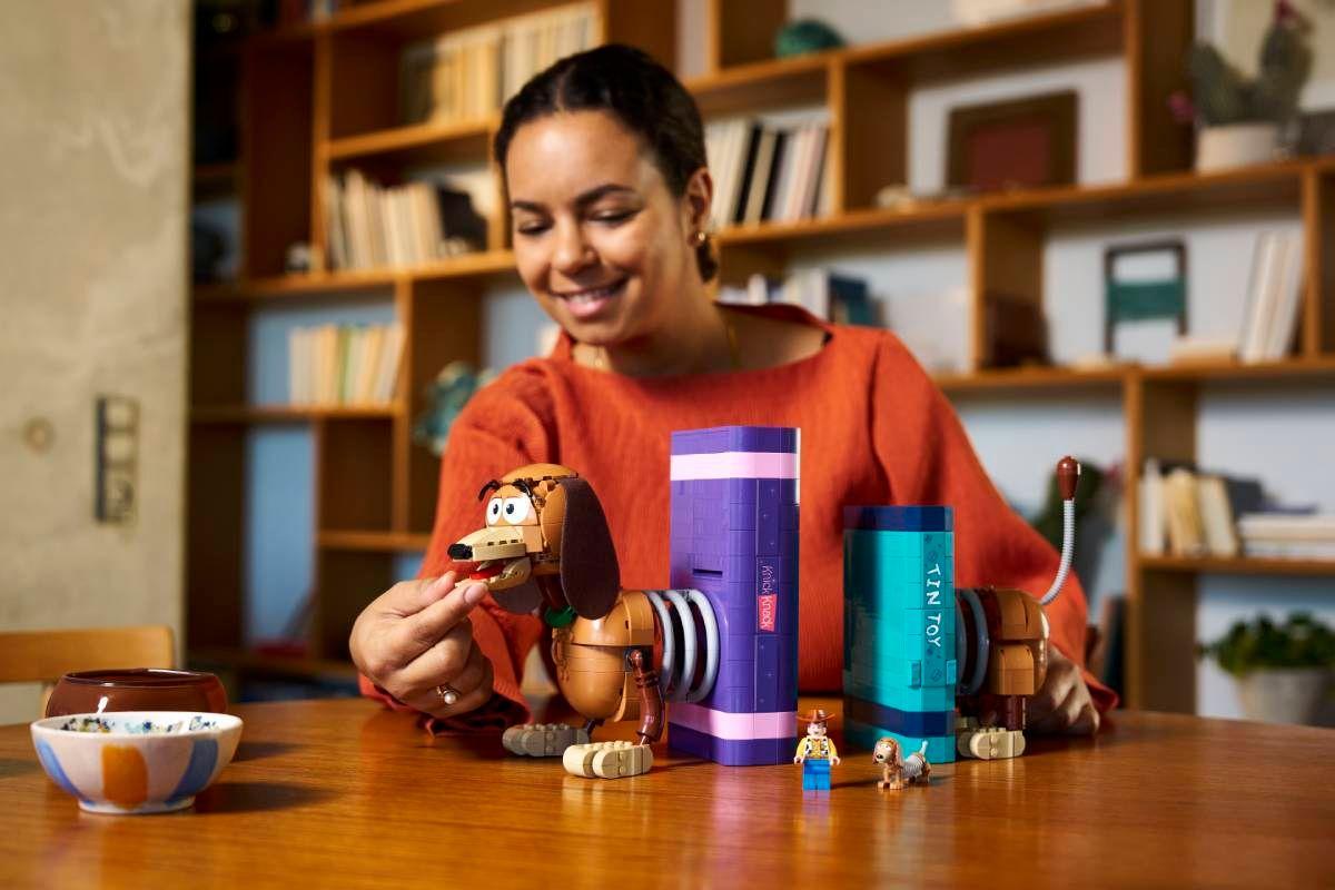 LEGO 43301 Disney Bookends do Slinky Dog de Toy Story (18+ anos - 1311 peças), miniatura 6
